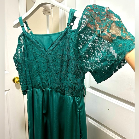 BloomChic Plus Size Guipure Lace Insert Cold Shoulder Split Party Dress - Picture 5 of 9